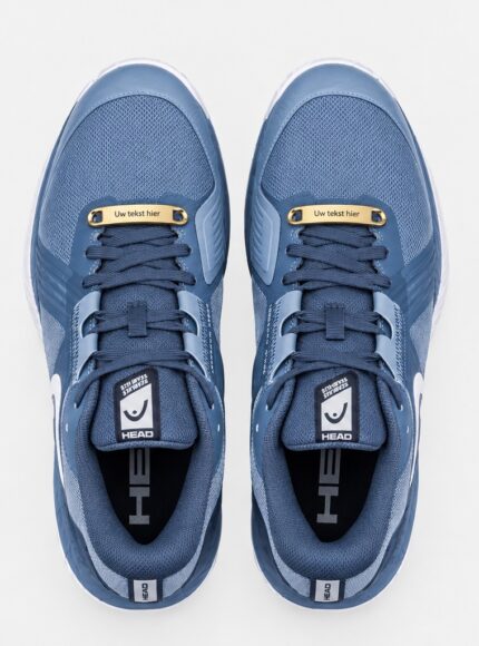 Gouden schoen tags met gravure op witte sneakers Gegraveerde veter tags in goud met naam Close-up van gouden schoenlabel met initialen Gouden schoen tags als luxe cadeau verpakt Sneaker accessoires in goud met persoonlijke tekst