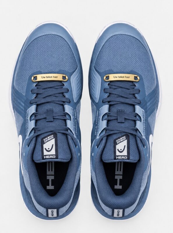 Gouden schoen tags met gravure op witte sneakers Gegraveerde veter tags in goud met naam Close-up van gouden schoenlabel met initialen Gouden schoen tags als luxe cadeau verpakt Sneaker accessoires in goud met persoonlijke tekst