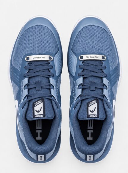 Gepersonaliseerde schoen tags zilver met gravure Zilveren schoen tags met naam op witte sneakers Close-up gravure op gepersonaliseerde veter tag Gepersonaliseerde schoen tags als cadeau verpakt Zilveren sneaker tags met initialen