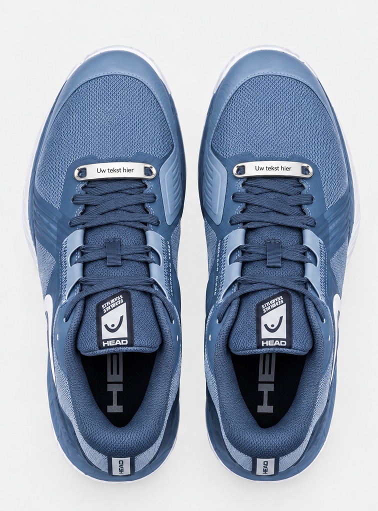 zilver Gepersonaliseerde schoen tags zilver met gravure Zilveren schoen tags met naam op witte sneakers Close-up gravure op gepersonaliseerde veter tag Gepersonaliseerde schoen tags als cadeau verpakt Zilveren sneaker tags met initialen